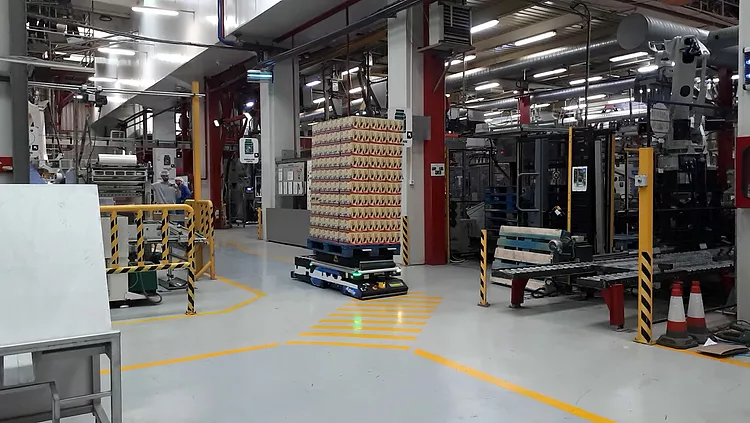 Project — automatic palletizing line with robot and AGV